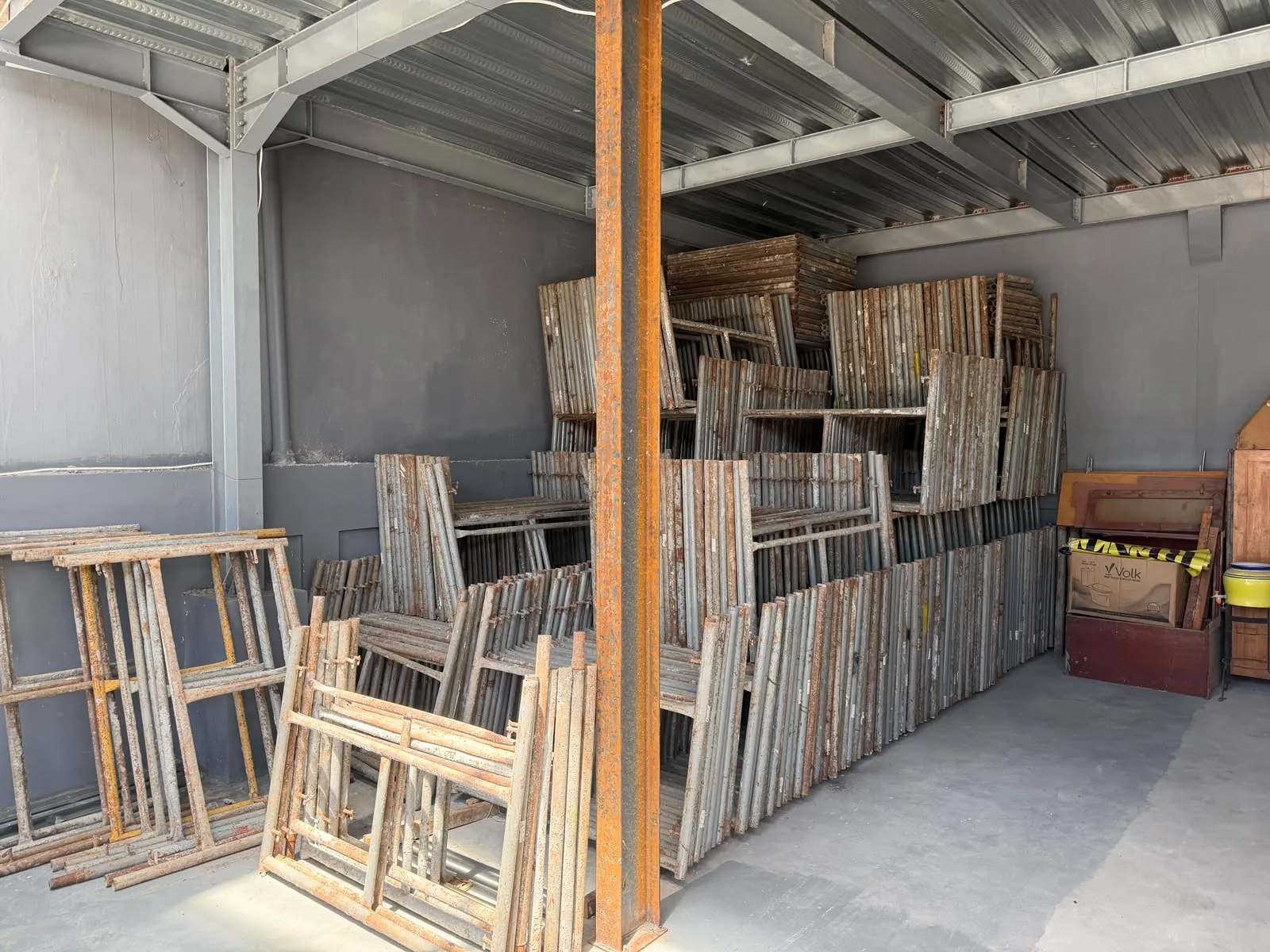 Stok main frame tersusun di dalam gudang