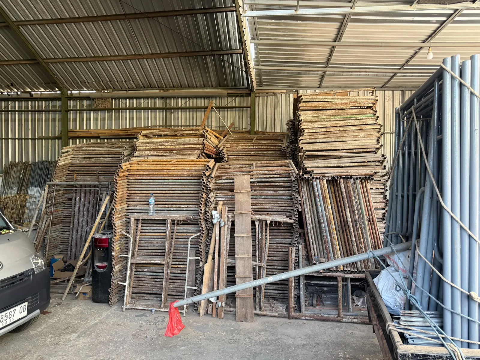 Persediaan komponen scaffolding dan pipa di gudang