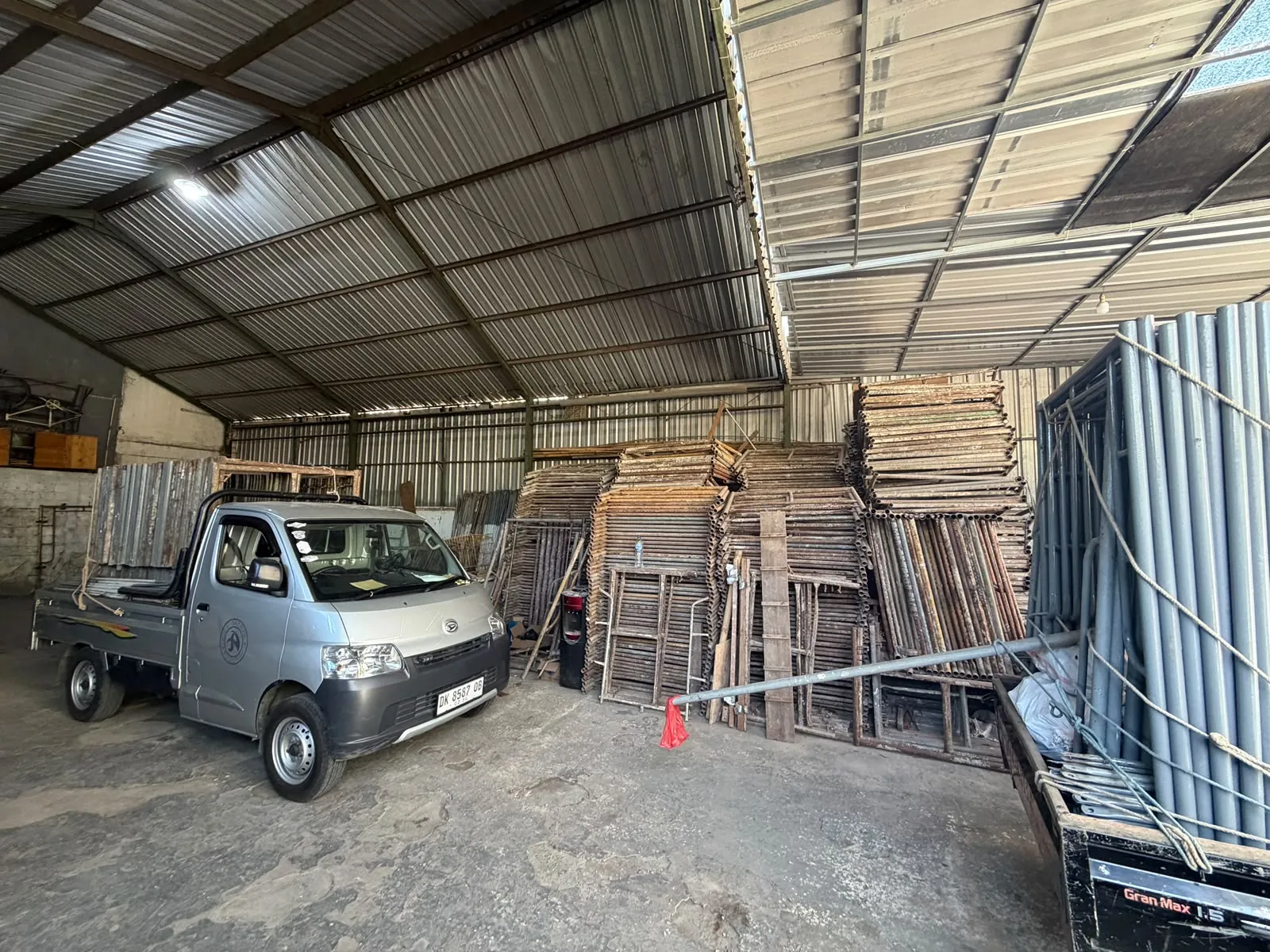 Armada pengiriman di dalam gudang