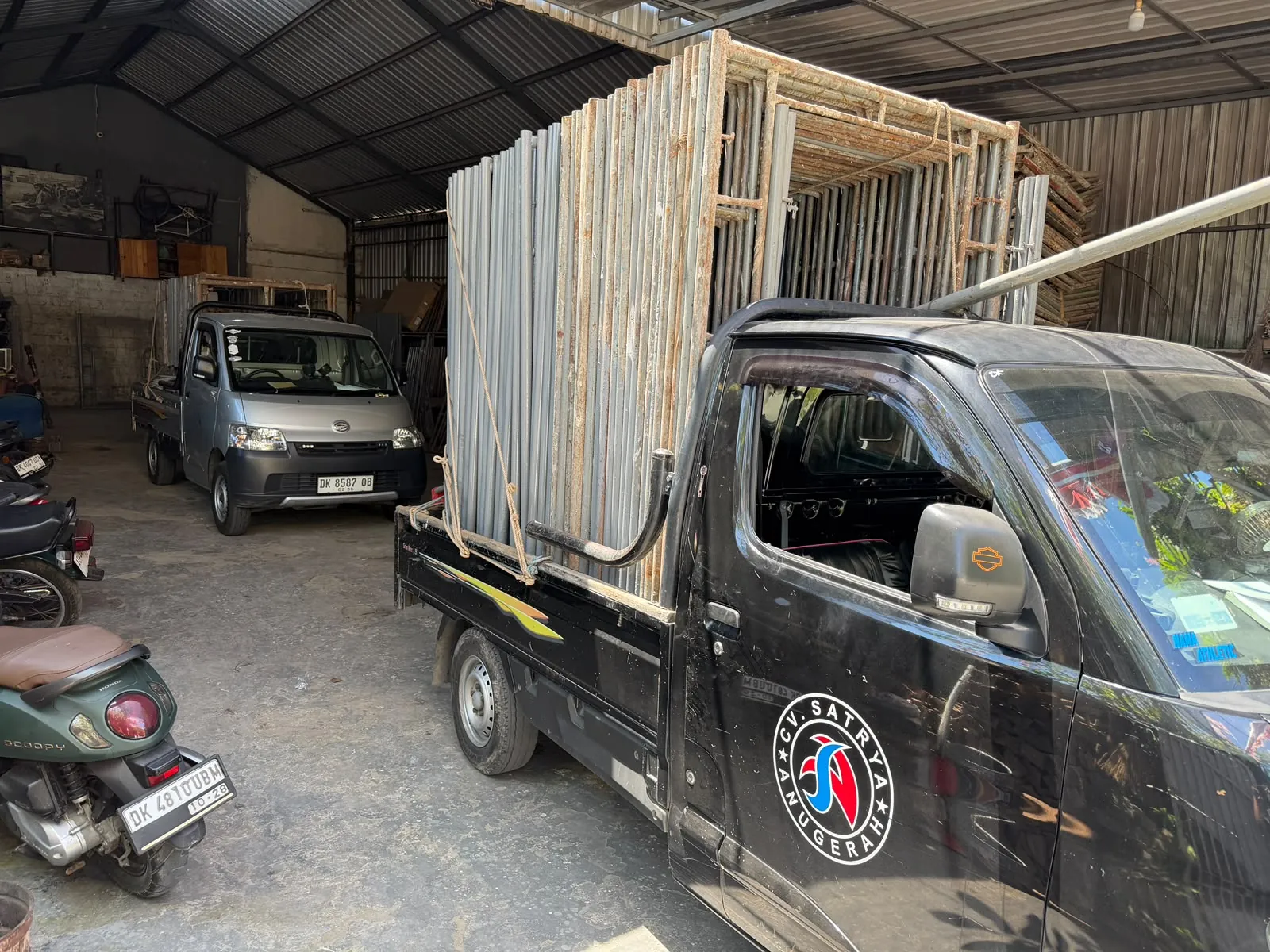 Truk bermuatan scaffolding siap berangkat ke lokasi proyek