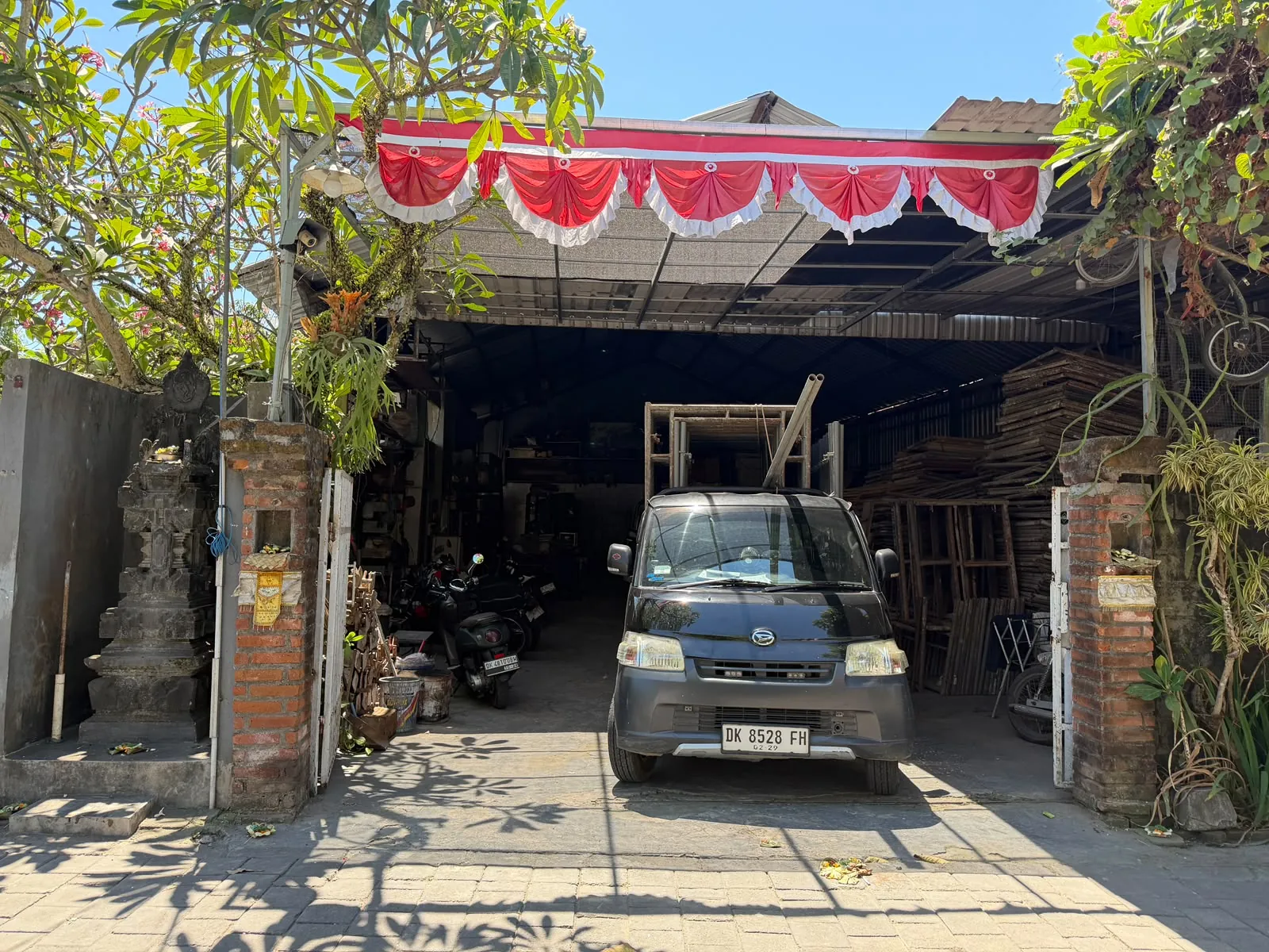 Halaman depan gudang Satrya Anugerah di Jimbaran