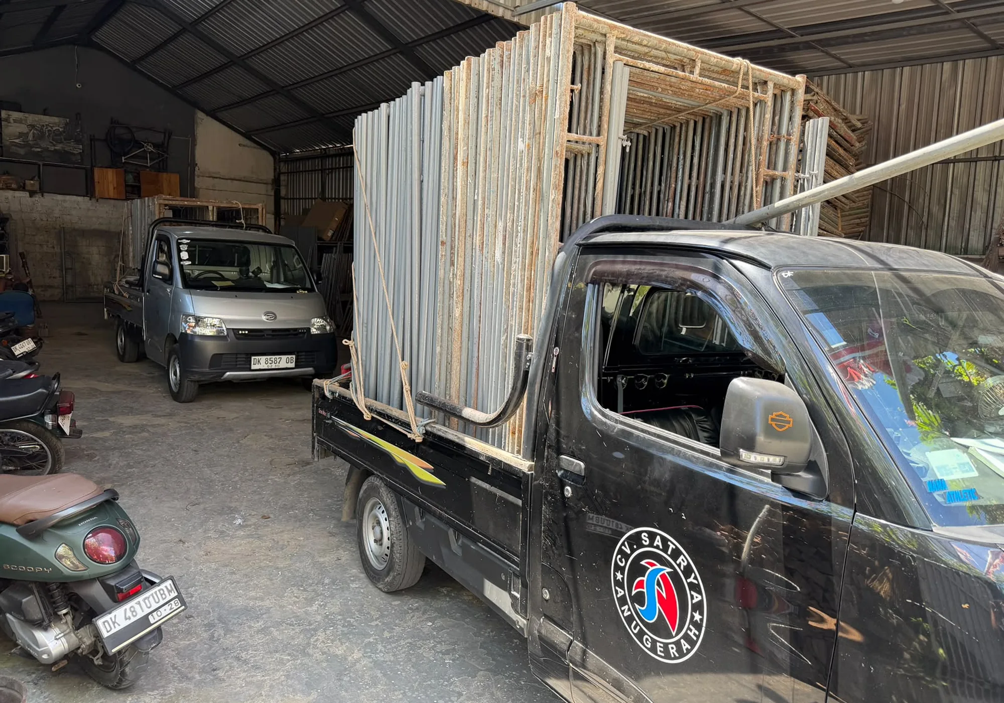 Truk Satrya Anugerah bermuatan scaffolding siap dikirim ke lokasi proyek