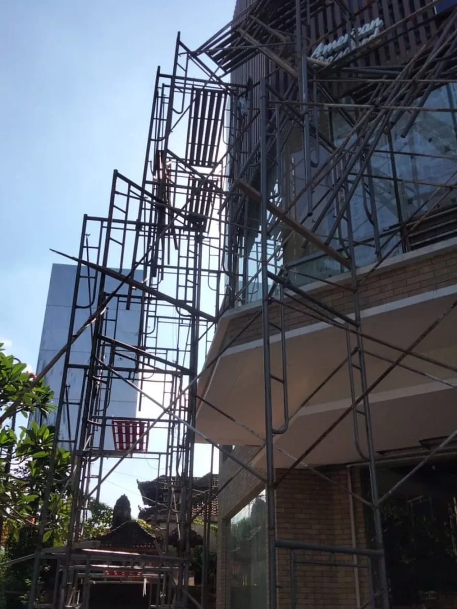 Scaffolding terpasang pada Proyek Restoran di Seminyak